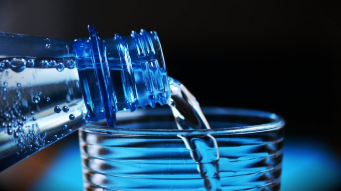 Woda alkaliczna – co należy wiedzieć na temat jej picia?